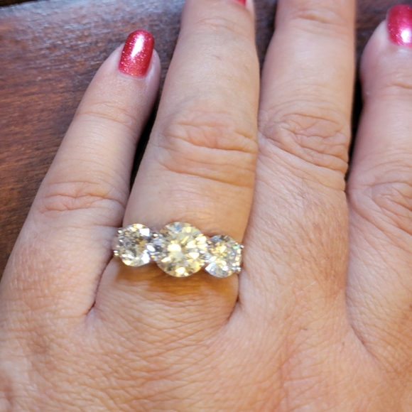 3 Stone Cubix Zirconia Ring Size 6-6.5 - Picture 2 of 4